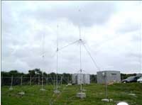 送信アンテナと観測棟（与那国）