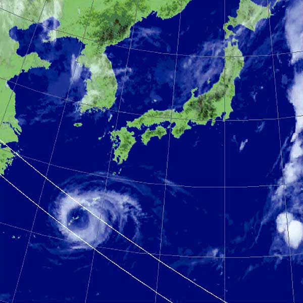 気象衛星「ひまわり」で観測した台風8号